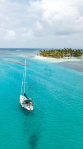 MamartupoSailboat Anemoi Sailing - Private Charter in San Blas的水中的小船,底下有一个岛屿