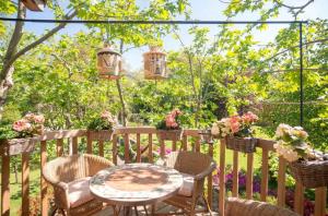 科莫Lake Como Dream Tree House的一个带桌椅的庭院