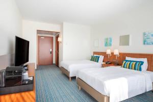布鲁塞尔布鲁塞尔万怡酒店的酒店客房设有两张床和一台平面电视。