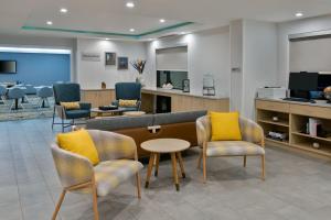 奇克托瓦加布法罗机场万豪广场套房酒店的一间设有椅子和桌子的等候室