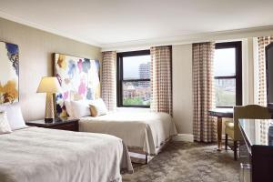 堪萨斯城拉斐尔酒店 - 堪萨斯城 的酒店客房设有两张床和窗户。