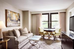 堪萨斯城拉斐尔酒店 - 堪萨斯城 的客厅配有沙发和桌子