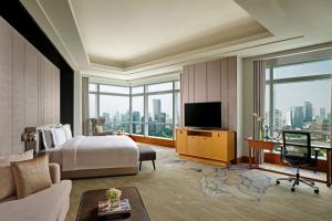 雅加达The Ritz-Carlton Jakarta, Pacific Place的酒店客房设有一张床和一个大窗户