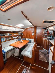 MamartupoSailboat Anemoi Sailing - Private Charter in San Blas的船屋的用餐区,配有木桌