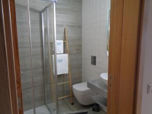 奥德赛克斯AL-Odeceixe Verde的一间带卫生间和水槽的浴室