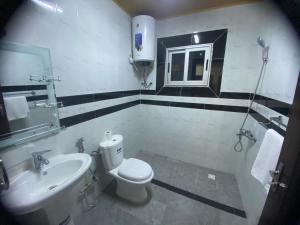 布拉柴维尔Hôtel rotana的浴室配有白色卫生间和盥洗盆。