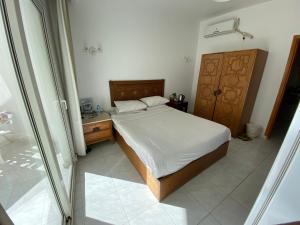马萨阿拉姆蓝色视觉潜水住宿加早餐旅馆的一间卧室设有一张床和一个玻璃门