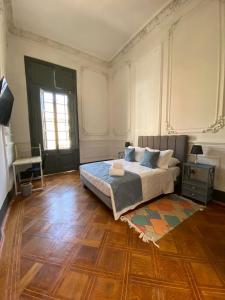圣地亚哥Casa Marina Huérfanos的一间卧室配有一张床,铺有木地板