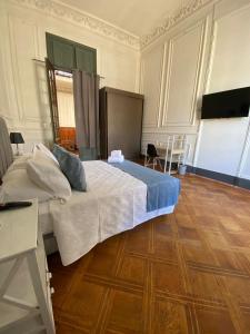 圣地亚哥Casa Marina Huérfanos的一间卧室设有一张大床,铺有木地板