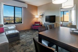 盖洛普TownePlace by Marriott Suites Gallup的酒店客房设有桌椅和客厅。