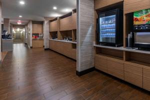 盖洛普TownePlace by Marriott Suites Gallup的大堂设有大电视和木制橱柜