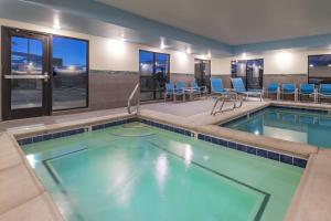 盖洛普TownePlace by Marriott Suites Gallup的游泳池位于酒店客房内,配有桌椅