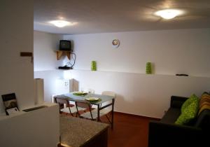 贝尔蒙特Cantinho Santiago的客厅配有桌子和沙发
