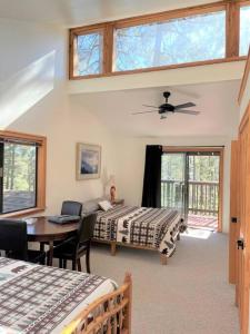 普雷斯科特Mountain Cabin Retreat in the Pines的一间卧室配有两张床和一张带笔记本电脑的桌子