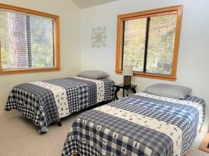 普雷斯科特Mountain Cabin Retreat in the Pines的带2扇窗户的客房内的2张床