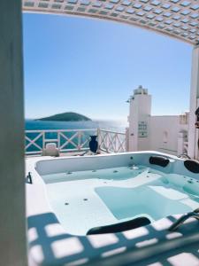 阿拉亚尔-杜卡布Casa Mar da Grécia的海景天井上的热水浴池