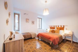 罗马Gazometro Rome - Holiday House的一间卧室配有一张床和一张书桌