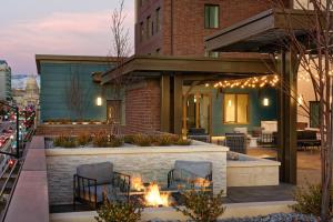 博伊西Residence Inn by Marriott Boise Downtown City Center的大楼前设有带椅子和火坑的庭院