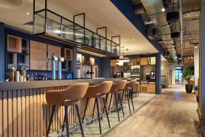 斯劳Residence Inn by Marriott Slough的餐馆里一排凳子的酒吧