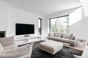 斯德哥尔摩Stylish and spacious family home的带平面电视的白色客厅