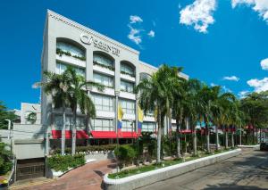 巴兰基亚Country International Hotel的一座棕榈树建筑