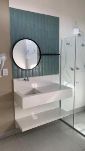 欧鲁普雷图A3EM Casa de Gorceix的一间带镜子、水槽和淋浴的浴室