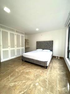 麦德林Apartamento hermoso en el mejor barrio Medellín的一间卧室,卧室内配有一张大床