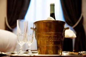蒂沃利Palazzo Papa Gregorio XVI的两杯旁的桶里装一瓶葡萄酒