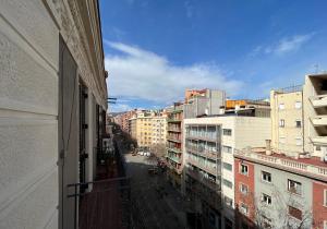 巴塞罗那Stay U-nique Apartments Calabria的阳台享有城市街道的景致。