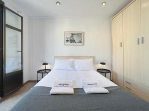 巴塞罗那Stay U-nique Apartments Calabria的一间卧室配有一张带两个白色枕头的大床
