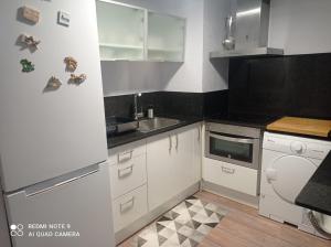 拉波夫拉德法尔纳尔斯Apartamento playa的厨房配有白色冰箱和水槽