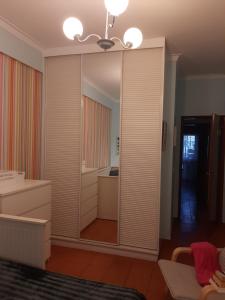 阿尔马达Almadense的一间在客房内设有大镜子的卧室