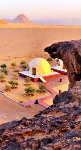 瓦迪拉姆Adel rum camp bubbles的沙漠中一群帐篷