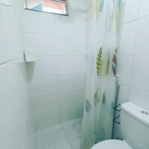 里约热内卢Casa Oliveira's Paquetá的带淋浴帘和卫生间的浴室