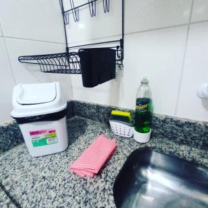 里约热内卢Casa Oliveira's Paquetá的带水槽和1瓶清洁剂的厨房台面