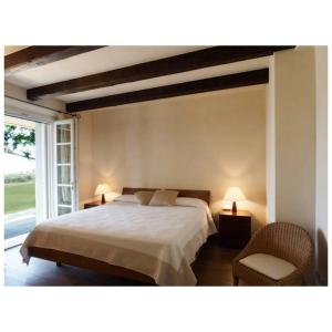 Monti di Licciana NardiAppartamento La Mimosa的卧室配有床、椅子和窗户。