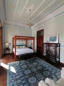 西尔韦斯Casa das Amendoeiras的一间卧室配有一张床和地毯