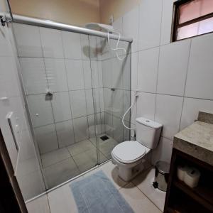 戈亚斯州上帕莱索Casa Nirvana para Temporadas的带淋浴和卫生间的白色浴室