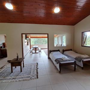 戈亚斯州上帕莱索Casa Nirvana para Temporadas的一间卧室配有两张床和一张桌子