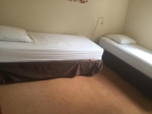 巴黎52 Clichy Bed & Breakfast - Chambre d'hôtes的小卧室配有带白色床单和枕头的床