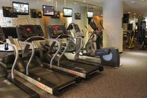 巴拿马城Decapolis Hotel Panama City的健身房设有数台跑步机和电视
