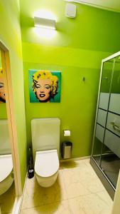 Nordkirchensmart&beautiful HOSTEL的绿色浴室设有卫生间和水槽