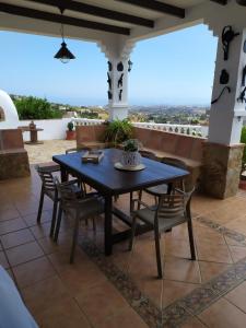 米哈斯Casa rural La Matriche的美景庭院内的桌椅