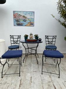 拉戈阿Casa de Cece的两张椅子和一张桌子,上面有蛋糕