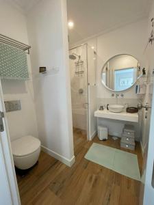 拉戈阿Casa de Cece的一间带卫生间、水槽和镜子的浴室