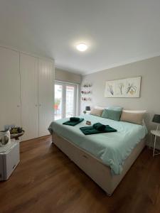 拉戈阿Casa de Cece的一间卧室配有一张带绿色床单的大床