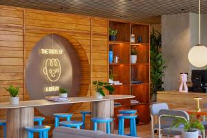 麦德林Blues Suites Medellín的一间设有桌子和蓝色凳子的餐厅