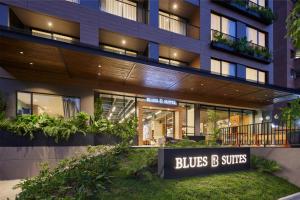 麦德林Blues Suites Medellín的带有读蓝色b套房标志的建筑
