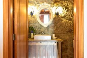 FontouraCasa da Quinta do Cruzeiro的一间带水槽和镜子的浴室