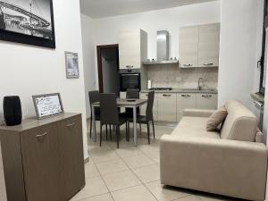 佩斯卡拉Casa Manthone - Intero Appartamento的客厅以及带沙发和桌子的厨房。